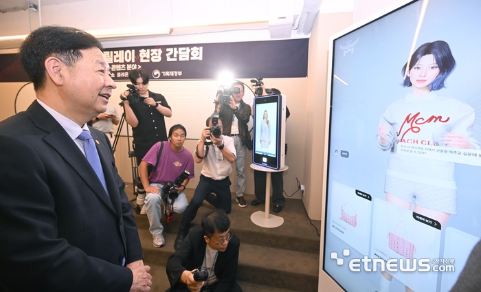 [포토] 구윤철 부총리, AI 기반 디지털휴먼 기술 시연