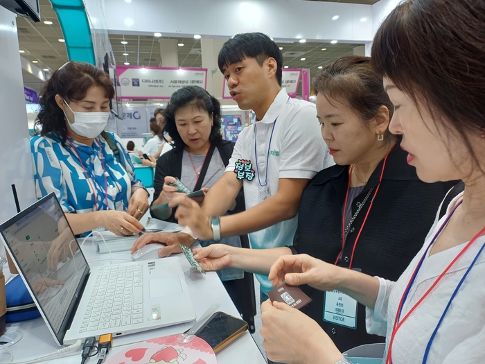 '2025 에듀테크 코리아 페어'에 참가한 교사들이 테크빌교육 부스에서 에이전틱 AI '마이클'을 시연해 보고 있다. (사진=마송은 기자)