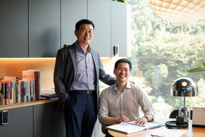 김영수 채비 최고기술책임자(CTO)와 이근욱 연구개발본부장(왼쪽부터)은 올해 초 채비에 합류해 연구개발(R&D)을 이끌고 있다. 사진출처 : 채비