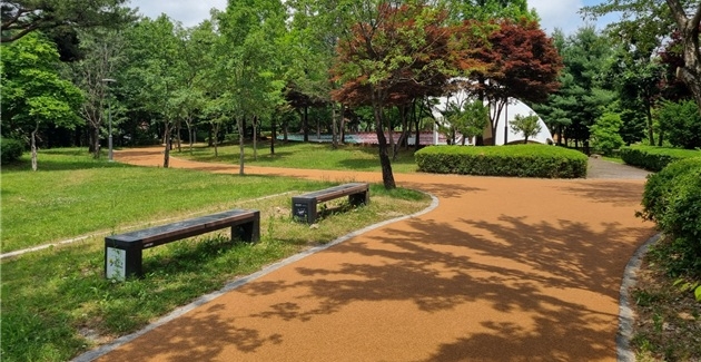 연천 은대근린공원 산책로. 코르크 바닥재를 적용해 자연친환적 분위기와 쾌적한 보행환경 제공. 사진=경기도