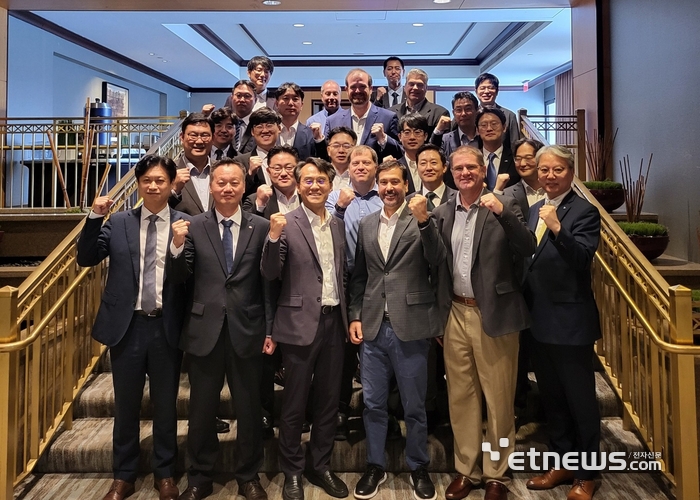 한전을 포함한 팀코리아와 웨스팅하우스 워크숍 참석자들이 기념사진을 촬영하고 있다. 한전 제공