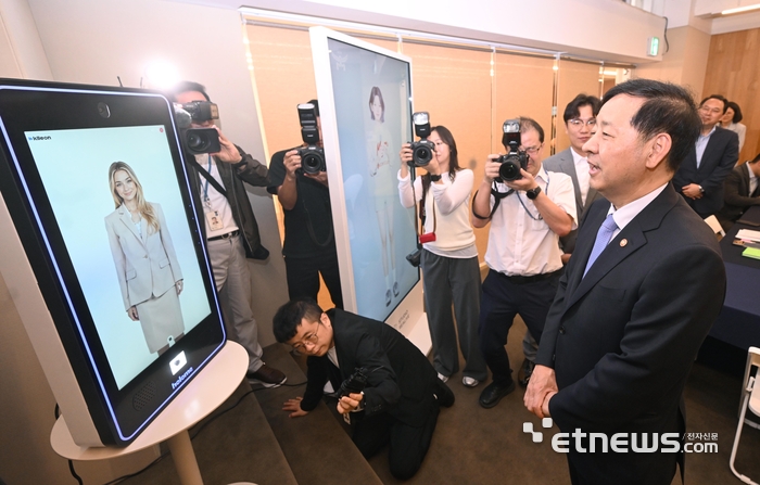 [포토] 구윤철 부총리, AI 기반 K-콘텐츠 스타트업 현장방문