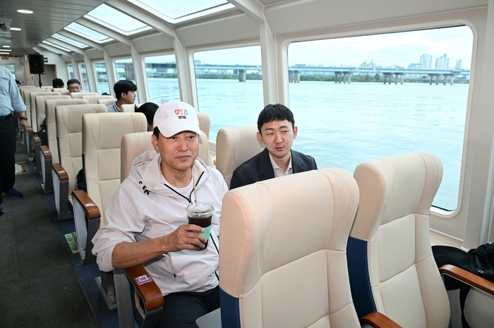 오세훈 서울시장이 18일 오전 한강버스 정식운항 기념 시승에 참여해 커피를 마시며 풍광을 즐기고 있다. 사진=서울시 제공