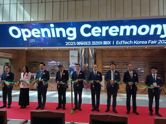 '2025 에듀테크 코리아 페어' 개막식 행사에 참가한 내빈들이 테이프 커팅식을 진행하고 있다. (사진=마송은 기자)