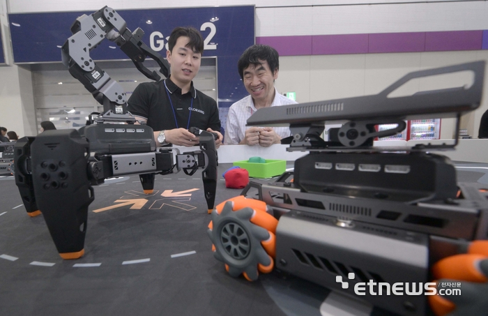 교육부와 산업통상자원부, 한국디지털교육협회, 한국에듀테크산업협회가 주최한 '2025 에듀테크 코리아 페어'가 18일 서울 강남구 코엑스에서 'AX 로 에듀테크의 지평을 넓히다 : 혁신 그 이상을 향해'를 주제로 열렸다. 꾸그티처스 부스에서 관람객이 첨단 AI 로보틱스 실습 교구를 살펴보고 있다. 김민수기자 mskim@etnews.com