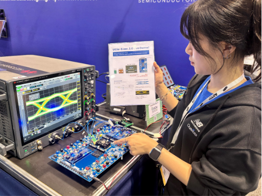 퀄리타스반도체 직원이 UCIe-S ver.2.0 데모를 방문객들에게 설명하고 있다.