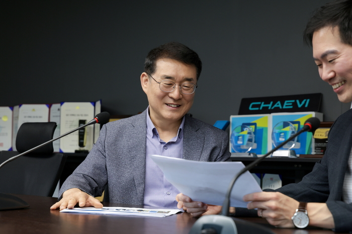 김영수 채비 CTO(왼쪽)와 이근욱 연구개발본부장(오른쪽). 사진 출처 : 채비