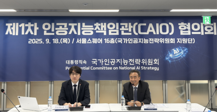 국가AI전략위원회 'AI책임관 협의회' 1차 회의에 참석한 하정우 AI미래기획수석(왼쪽)과 임문영 국가AI전략위원회 부위원장. 위원회 제공