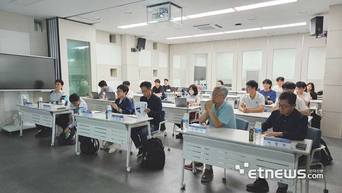 경산이노베이션아카데미와 NIA, 경북대의  'AI 연산자원 공유 오픈소스 프로젝트'  착수행사 모습.