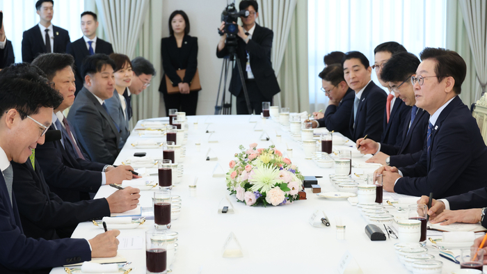 발언하는 이재명 대통령     (서울=연합뉴스) 한상균 기자 = 이재명 대통령이 18일 용산 대통령실에서 증권사 리서치센터장들과 오찬 간담회 중 발언하고 있다. 2025.9.18     xyz@yna.co.kr (끝)