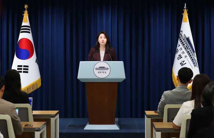 브리핑하는 강유정 대변인 (서울=연합뉴스) 김도훈 기자 = 강유정 대통령실 대변인이 18일 서울 용산 대통령실에서 브리핑을 하고 있다. 2025.9.18 superdoo82@yna.co.kr (끝)