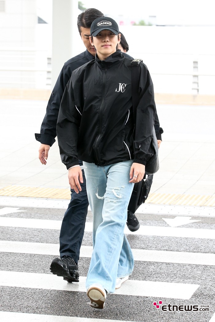 [ET포토] 재찬, '청바지에 바람막이면 충분'