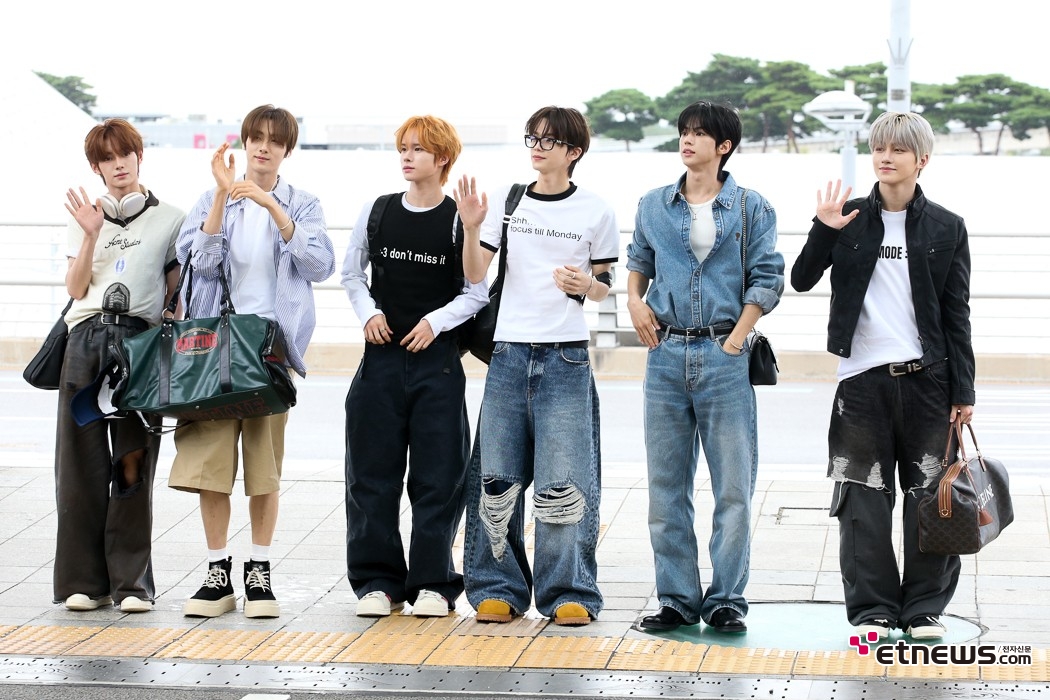 [ET포토] 투어스, 'TMA 잘 다녀올게요'