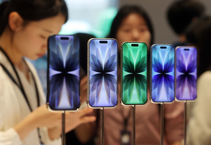 [포토] 아이폰 17, 관심있게 살펴보는 시민들