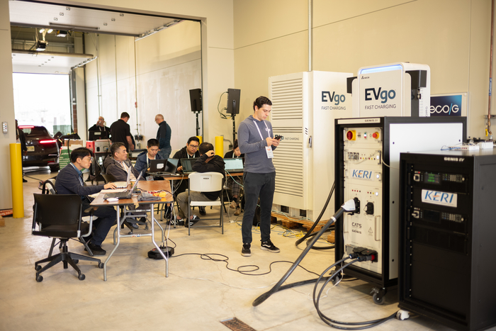GiOTEC 개소를 앞두고 한국전기연구원 안산분원에서 전기차 충전기 상호운용성 테스트를 하고 있다.
