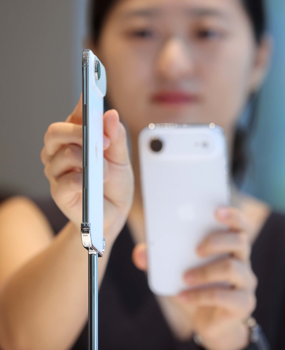 [포토] 게임체인저 가볍고 얇은 아이폰 에어 비교해 봐요~