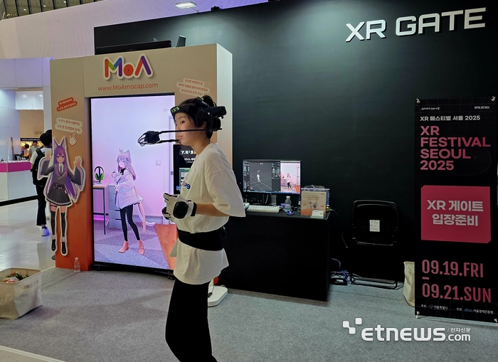 기족단위 관람객을 위해 마련된 확장현실(XR) 전시·체험존에서는 다양한 인터랙티브 기반 체험형 콘텐츠·기술 기업이 참여했다. 사진은 실시간 모션 캡쳐 소프트웨어 '모아(MoA)' 시연 모습.
