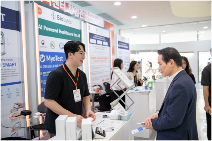 이상희 국민건강보험공단 총무이사가 강원의료기기전시회(GMES 2025)에서 부스를 둘러보고 있다.(사진=국민건강보험공단)