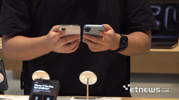 [포토] 아이폰 신제품 체험하는 시민