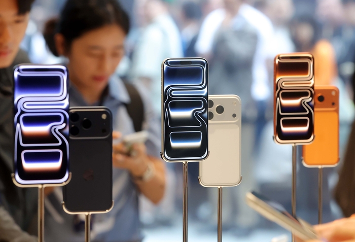 [포토] 아이폰 프로를 살펴보는 시민들