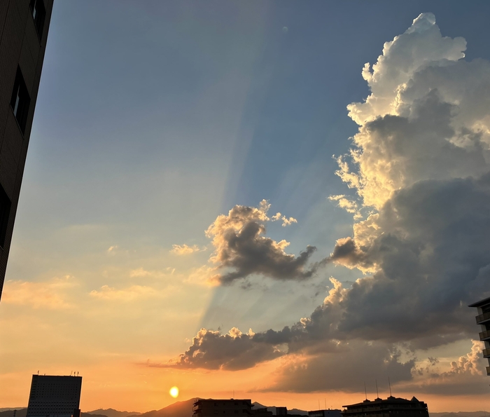 일본 네티즌이 촬영한 부채살빛 현상. 사진=엑스(@summersnow2728) 캡처