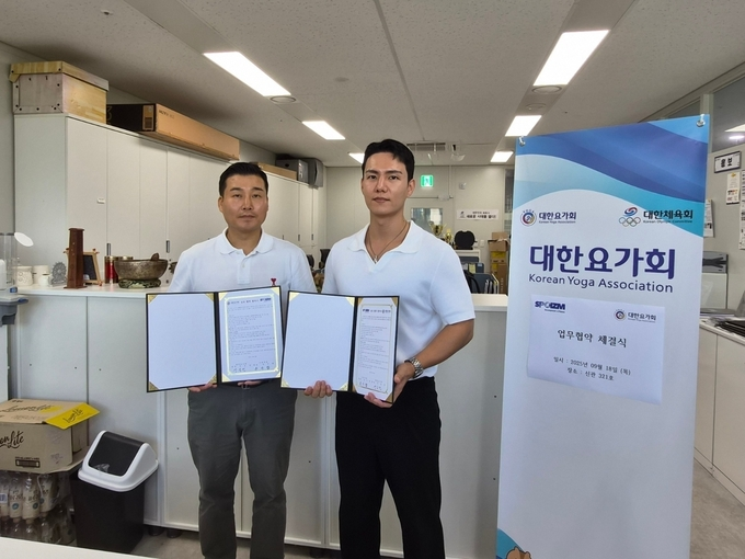김진길 대한요가회 홍보위원장(왼쪽)과 조관희 스포이즘 본부장