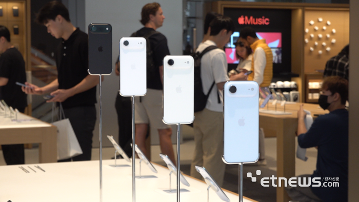[포토] 아이폰 신제품에 많은 관심