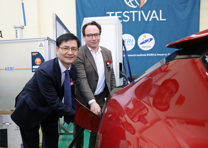 김남균 한국전기연구원장(왼쪽)과 안드레 카우풍 차린 사무총장이 차린 테스티벌 아시아 2022에서 직접 시연하고 있다.