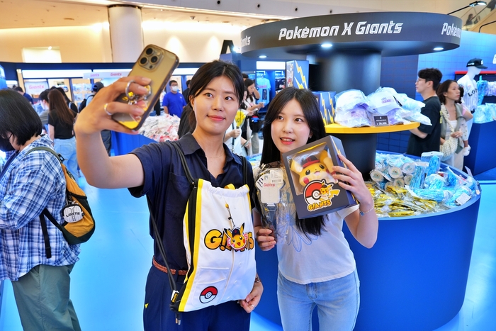 서울시 송파구에 위치한 잠실 롯데월드몰 1층 아트리움 광장에 열린 '롯데자이언츠' 팝업을 방문한 고객이 기념 촬영을 하는 모습