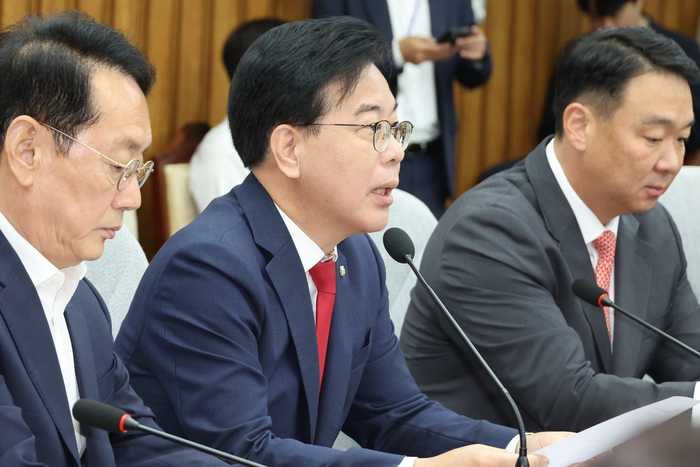 발언하는 송언석 원내대표     (서울=연합뉴스) 김주성 기자 = 국민의힘 송언석 원내대표가 19일 서울 여의도 국회에서 열린 원내대책회의에서 발언하고 있다. 2025.9.19     utzza@yna.co.kr (끝)