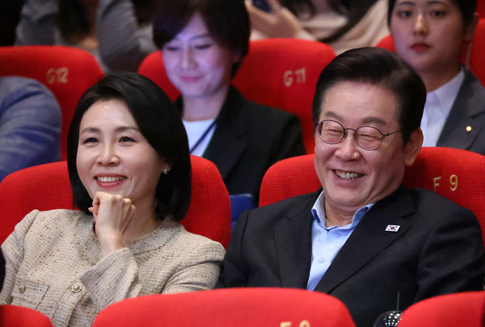 이재명 대통령과 김혜경 여사가 20일 부산 해운대구 영화의전당에서 열린 부산국제영화제 공식상영작 '극장의 시간들' 관객과의 대화에 참석해 있다. 연합뉴스