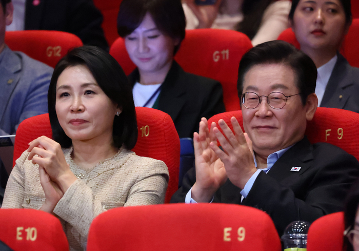 부산국제영화제 찾은 이재명 대통령 부부     (부산=연합뉴스) 김도훈 기자 = 이재명 대통령과 김혜경 여사가 20일 부산 해운대구 영화의전당에서 열린 부산국제영화제 공식상영작 '극장의 시간들' 관람 후 박수를 치고 있다. 2025.9.20     superdoo82@yna.co.kr (끝)