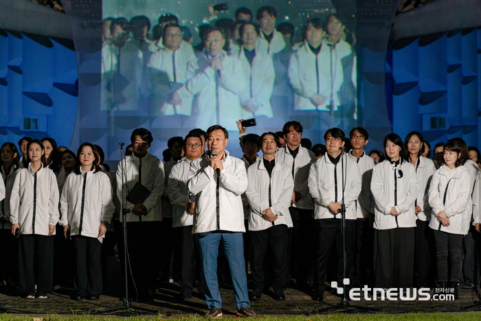 신상진 성남시장이 20일 성남 중앙공원 야외공연장에서 열린 '2025 성남페스티벌'에 참석해 인사말을 하고 있다.