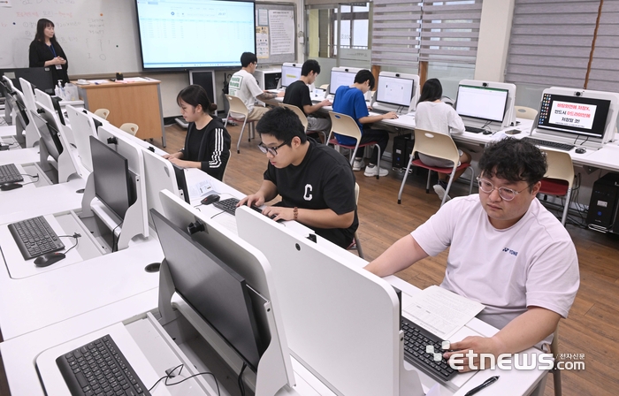 제19회 전국 아이탑(i-TOP) 경진대회 당시 서울지역 고사장인 관악구 광신방송예술고에서 응시자들이 문제를 풀고 있는 모습. 박지호기자 jihopress@etnews.com
