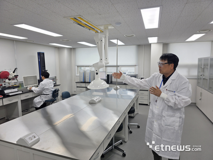 양현관 맥더미드 알파 연구소장이 증설한 배합시설에 대해 소개하고 있다. (사진= 김영호 기자)