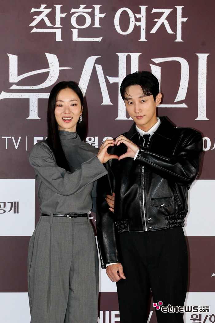 [ET포토] 전여빈-진영, '달달한 케미 하트'