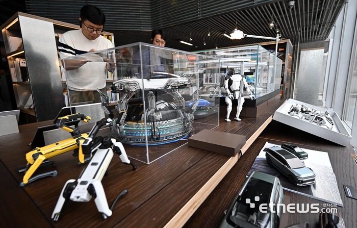 [포토] 스팟과 아틀라스 까지