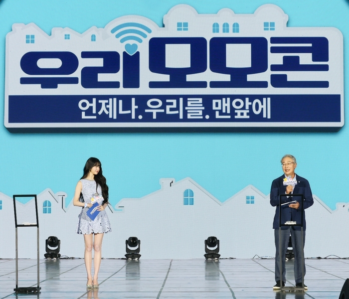 (왼쪽부터) 우리은행 앰배서더 장원영과 우리금융그룹 임종룡회장이 지난 21일 우리모모콘 무대에서 우리금융그룹의 사회공헌 사업을 소개하고있다. 사진제공=우리금융