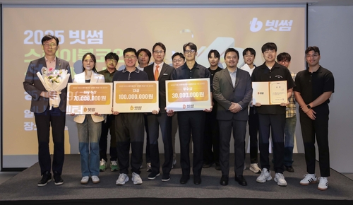 이재원 빗썸 대표(왼쪽에서 네번째)가 지난 19일 빗썸은 서울 강남구 삼성동에 위치한 빗썸나눔센터에서 '2025 스테이블코인 생태계 육성 지원 공모전' 시상식을 열고, 최종 수상팀과 기념 사진을 찍고 있다. (사진=빗썸)