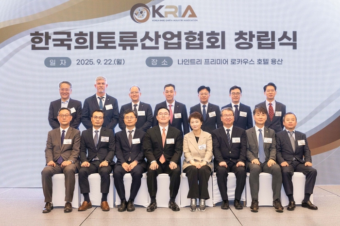 22일 서울 용산구 나인트리 프리미어 로카우스 호텔에서 한국희토류산업협회(KRIA) 창립식이 열렸다. 사진은 앞줄 왼쪽 3번째부터 윤창현 산업통상자원부 자원산업정책국장, 구본규 KRIA 회장, 이언주 국회의원, 권이균 한국지질자원연구원장. 〈사진 LS전선 제공〉