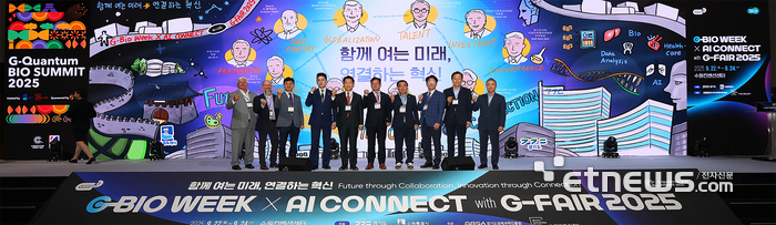 [르포]AI 피부진단·맞춤광고·로봇화가 등 총출동…AI 놀이터 된 수원컨벤션센터
