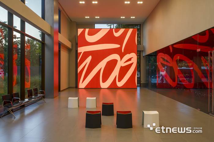 현대카드, AI 시각 예술가 '샤샤 스타일스' 작품 선봬