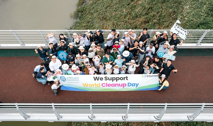 어플라이드 머티어리얼즈 코리아 임직원들이 세계 청소의 날을 맞아 개최한 하천 정화 봉사활동에서 기념 사진을 촬영하고 있다. (사진=어플라이드 머티어리얼즈 코리아)