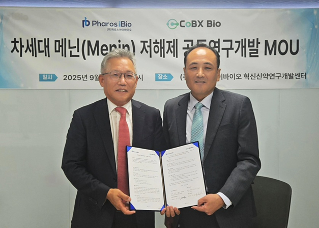 윤정혁 파로스아이바이오 대표(왼쪽)와 최환근 캅스바이오 대표가 공동연구개발 협약식에서 기념촬영했다.(사진=파로스아이바이오)