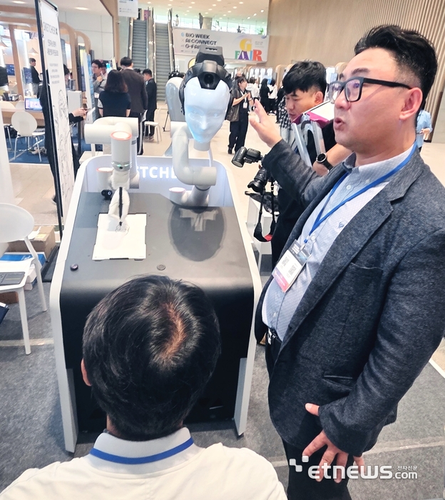 이명재 엑스오비스 대표가 22일 수원컨벤션센터 컨벤션홀에서 열린 'G-BIO WEEK × AI CONNECT with G-FAIR 2025'에 참가해 로봇 화가 스케쳐엑스를 소개했다. 김동성 기자