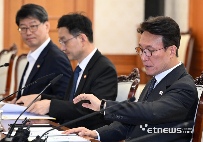 [포토] 시계보는 김민석 총리