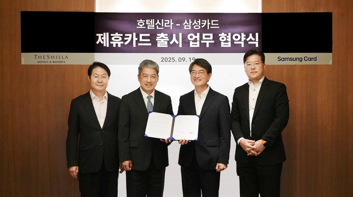 호텔신라 호텔&레저부문 부문장 이정호 부사장(왼쪽에서 두번째), 호텔운영총괄 박상오 부사장(왼쪽에서 첫번째)과 삼성카드 전략사업본부 김상규 부사장(왼쪽에서 세번째), 마케팅본부 김대순 부사장(왼쪽에서 네번째)이 기념사진을 촬영하고 있다.