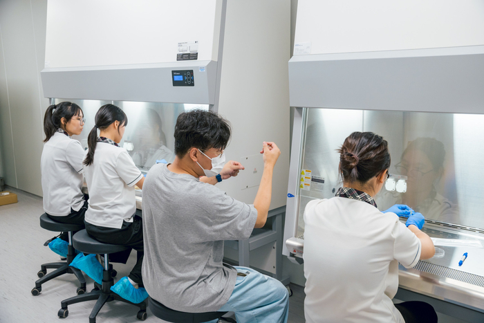 일일 의약품 공장 현장 체험학습을 하고 있는 화순제일중학교 학생들.