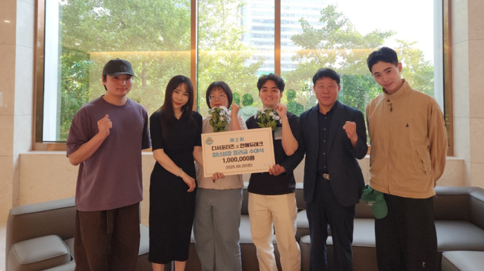 민시후 디서포터즈 엠베서더(오른쪽), 한일환 대표, 전용현 청년, 최수인 청년, 이미연 회장, 최보문 청년이 기념 촬영을 하고 있다. (사진=한에듀테크)