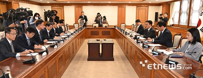 통신사 및 금융사 해킹사고 관련 긴급현안점검회의가 22일 서울 종로구 정부서울청사에서 열렸다. 김민석 국무총리가 모두발언을 하고 있다.  이동근기자 foto@etnews.com